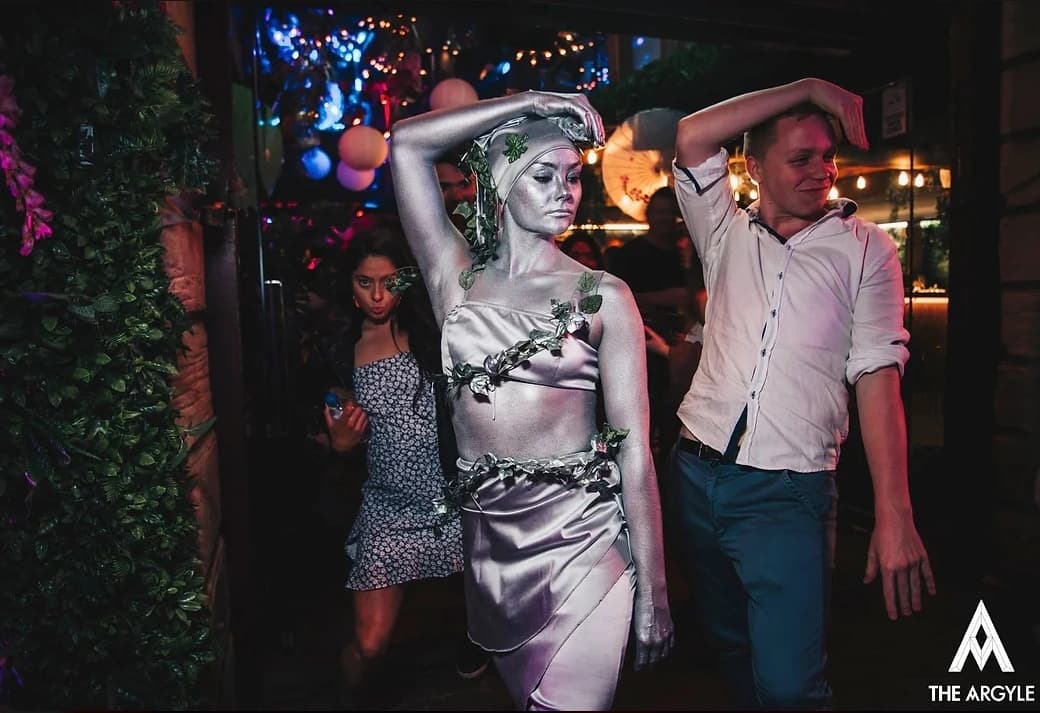 DanceCircus: Human Statues